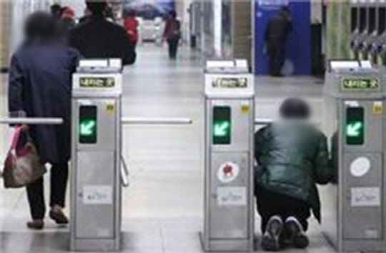 코레일은 오는 22일부터 다음달 4일까지를 '부정승차 특별점검 기간'으로 정하고, 올바른 전철 이용 문화 정착을 위한 집중단속을 실시한다.  코레일 제공